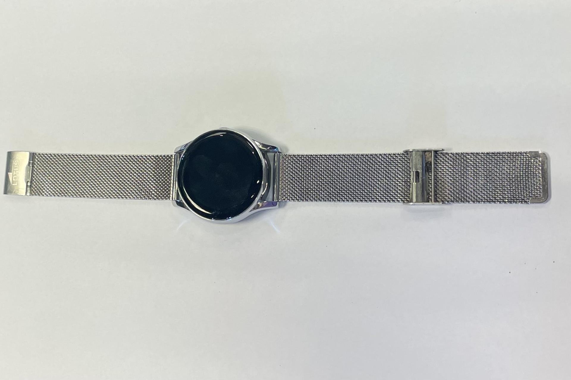 Zilvergrijs horloge met zwarte wijzerplaat