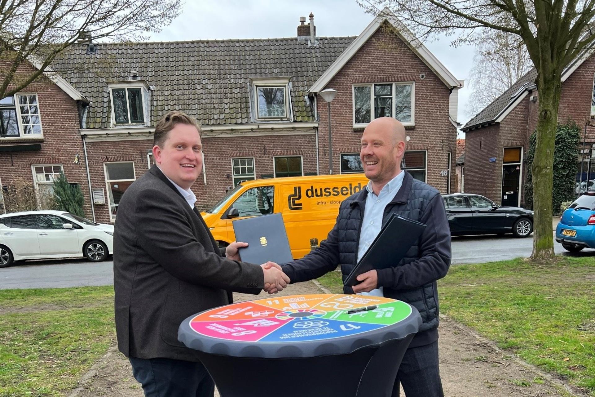 Wethouder Vermorken tekent samenwerkingsovereenkomst met directeur Dusseldorp