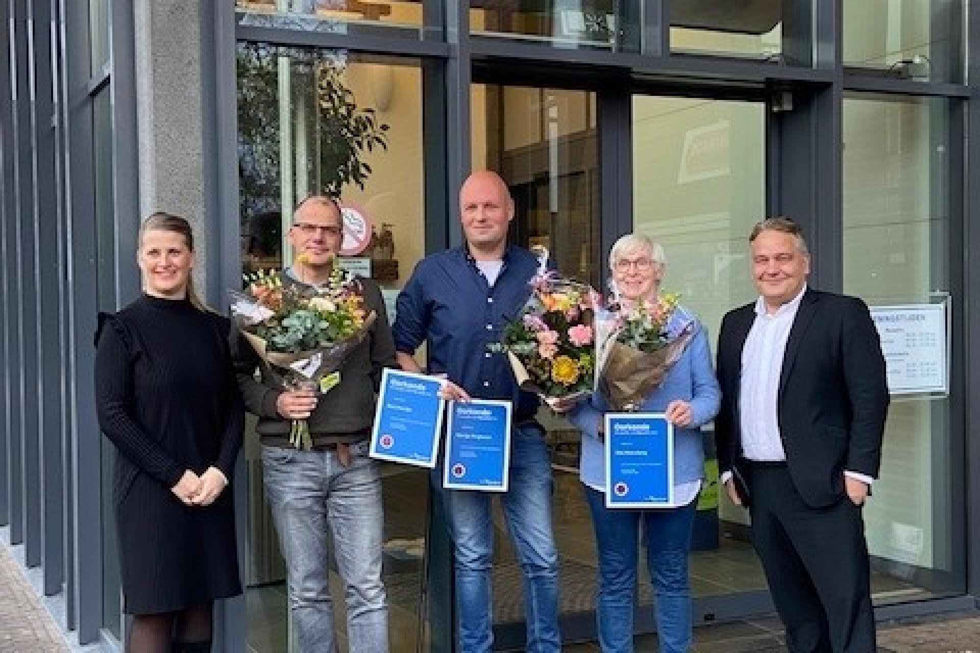Wethouder Geerdink met de drie vrijwilligers die de vrijwilligersprijs hebben gewonnen en een medewerker van de gemeente Borne. 