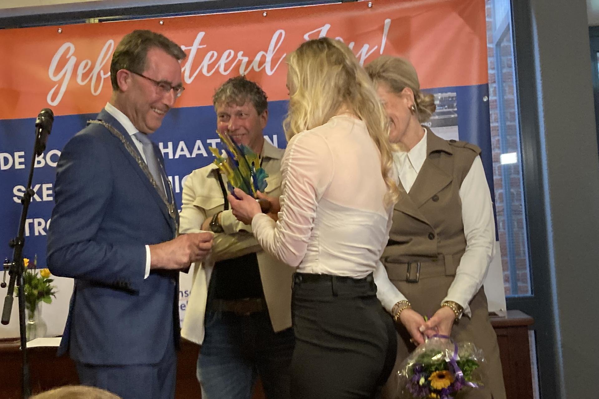 burgemeester Jan Pierik overhandigt cadeau